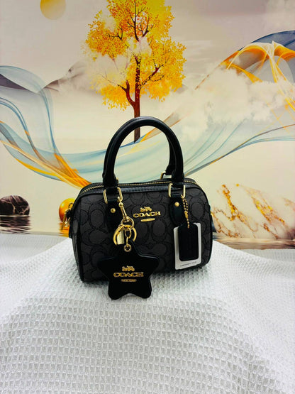 COACH

Best quality
 with box
100 dhs🇦🇪🇦🇪

size 18CM

Zain290
♥️♥️♥️