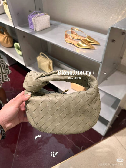 Bottega 
120 dhs🪙🌨️

Zain10
♥️♥️♥️