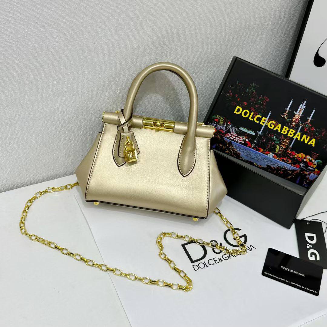 D&G
good quality
120 dhs🇦🇪🇦🇪
with box

Zain143
♥️♥️♥️