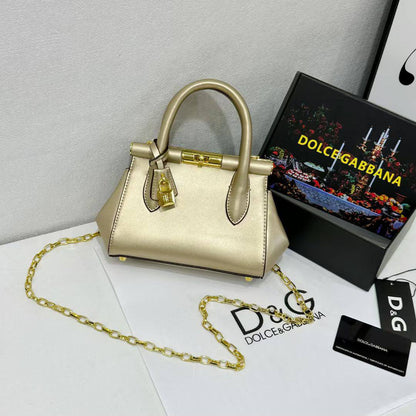 D&G
good quality
120 dhs🇦🇪🇦🇪
with box

Zain143
♥️♥️♥️