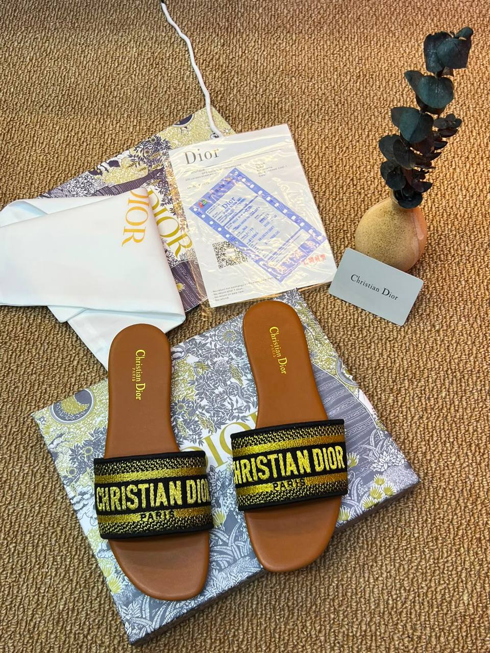 Christian Dior
Size 36 to 41
80 dhs💓

Zain236
♥️♥️♥️