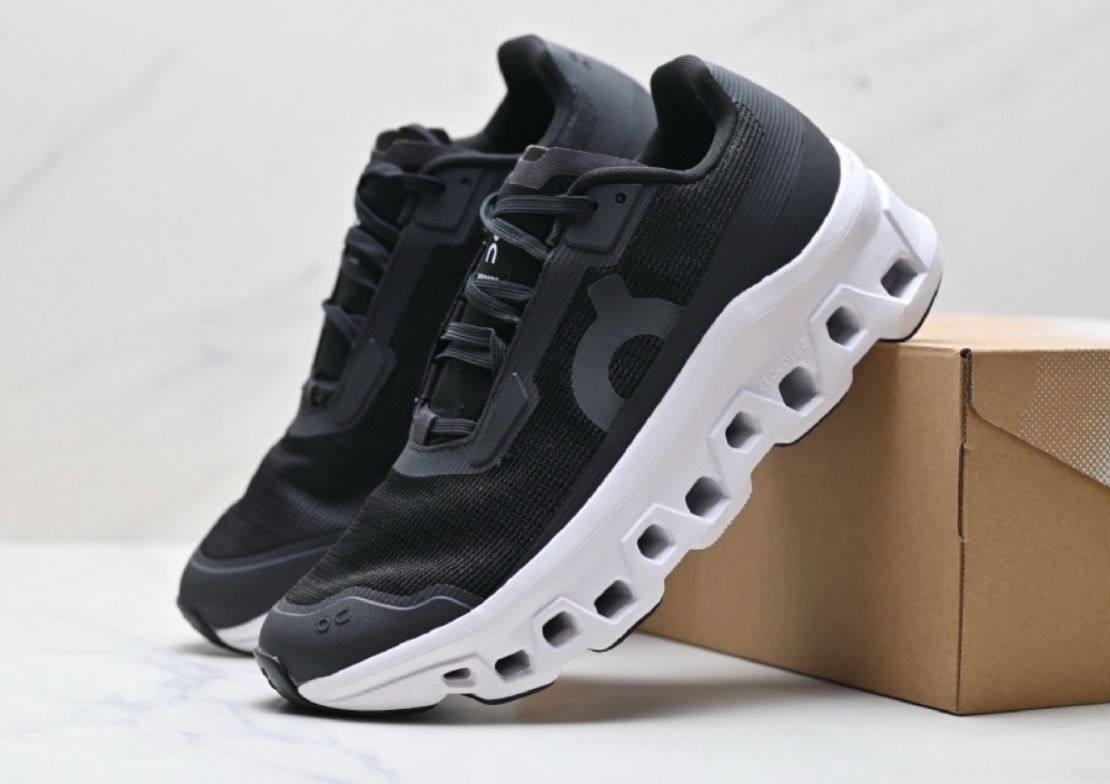 On Cloudmonster Void running 🏃 Black/white 
NEW ARRIVALS 😇
36-45 AVAILABLE 
220 dhs✅

Zain242
♥️♥️♥️