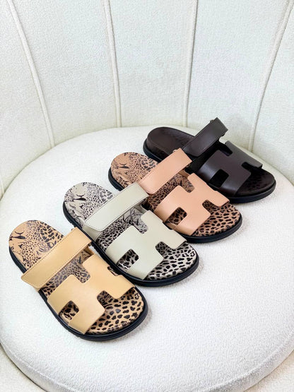 Hermes cheaper tiger 🐅 *
Super *AAA* *+* Quality 💯 
With original packing🎁🎁
SIZE:36and42
Available now
450 dhs✅

Zain309
♥️♥️♥️