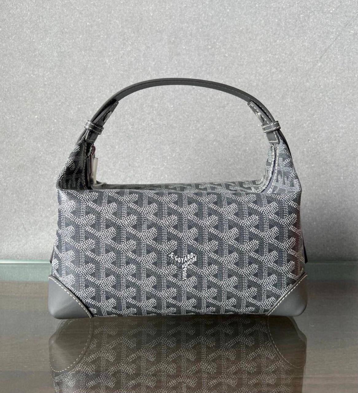 Goyard 
good quality 
with box 
120 dhs🇦🇪🇦🇪
Size : 25cm

Zain17
♥️♥️♥️