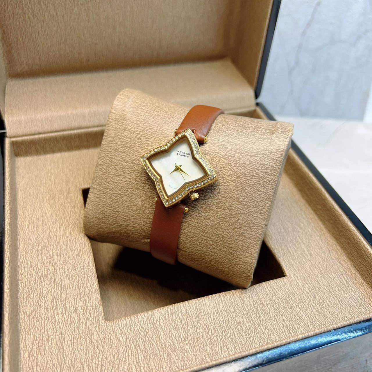 Leather belt 
ladies watches 
55 dhs🌺

Zain45
♥️♥️♥️