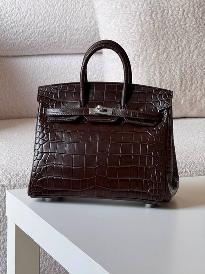 Hermes birkin croc 25cm💕master quality😍


with box❤️
🎁🎁🎁

780 dhs🪙🌨️

Zain52
♥️♥️♥️