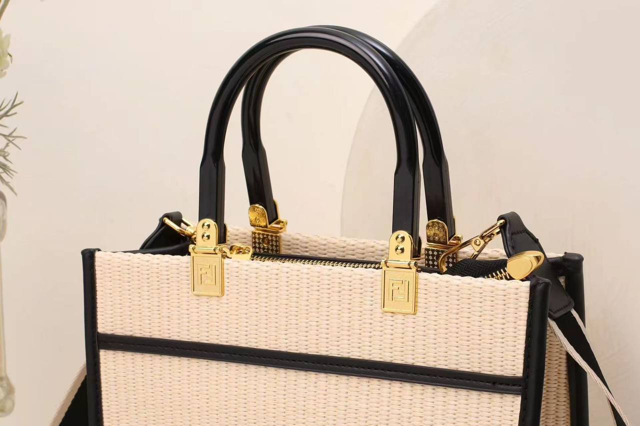 FENDI sᴜɴsʜɪɴᴇ
ᴍɪɴɪ ᴛᴏᴛᴇ ʙᴀɢ
ʀᴀᴛᴛᴀɴ ᴛᴡᴇᴇᴅs ᴍᴀᴛᴇʀɪᴀʟ
ᴡɪᴛʜ ʟᴏɴɢ ʙᴇʟᴛ sᴛʀᴀᴘ
sɪᴢᴇ : 26 cm

95 dhs🪙🌨️

Zain31
♥️♥️♥️