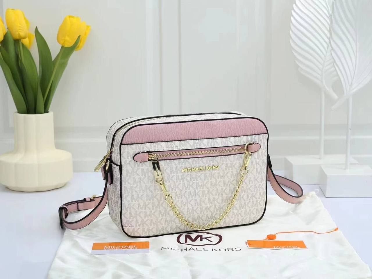 MK
85 dhs🪙💕

high quality 

With box
🎁🎁🎁
Zain26
♥️♥️♥️