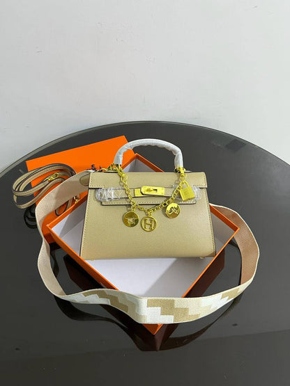 Hermes
95 dhs✅
with box
size 22cm

Zain42
♥️♥️♥️