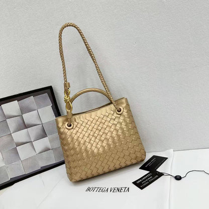 BOTTEGA
Best quality 

with box
🎁🎁🎁

95 dhs✅
size 25Cm

Zain290
♥️♥️♥️