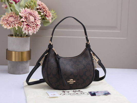 Coach 
Best quality with box’s 
100 dhs✅
size 21 cm

Zain290
♥️♥️♥️
