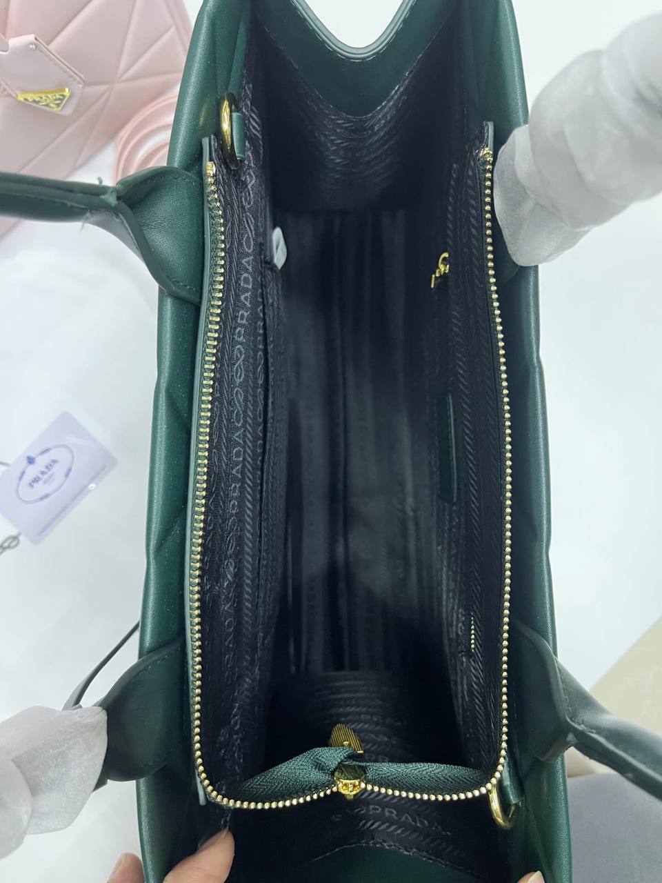 Prada 
100 dhs✅
size 37×10×29 cm

Zain213
♥️♥️♥️