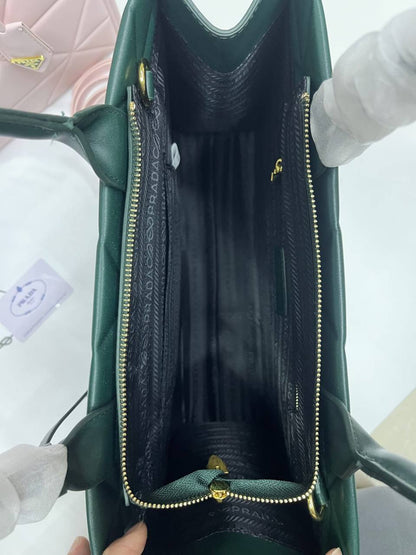 Prada 
100 dhs✅
size 37×10×29 cm

Zain213
♥️♥️♥️