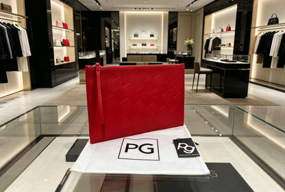 Introduction of PG(Purificación García)📌
 70 dhs✅

Full brand name: Purificación García, abbreviated as PG, a Spanish light-luxury designer handbag brand founded in Madrid, Spain, a time-honored European brand focusing on art accessories.

Zain07
♥️♥️♥️
