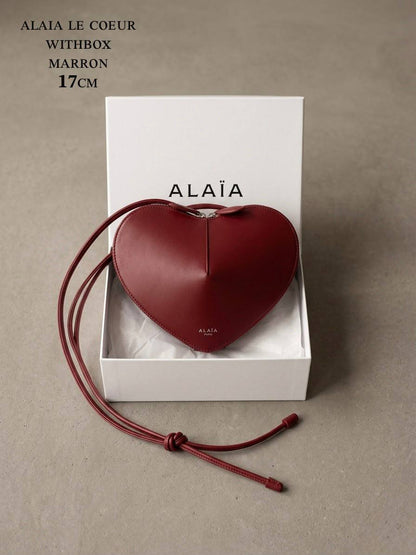 Alaia
 ʟᴇ ᴄᴏᴇᴜʀ ʜᴇᴀʀᴛ sʜᴀᴘᴇ ᴄʀᴏssʙᴏᴅʏ 
sɪʟᴠᴇʀ ʜᴀʀᴅᴡᴀʀᴇ  
𝟐ᴢɪᴘ ᴄʟᴏsᴜʀ  ᴀᴅᴊᴜsᴛᴀʙʟᴇ sᴛʀᴀᴘ 
ᴀʟᴀɪᴀ ᴅᴜsᴛ ʙᴀɢ
ᴡɪᴛʜʙᴏx
🎁🎁🎁

125 dhs✅

Zain56
♥️♥️♥️