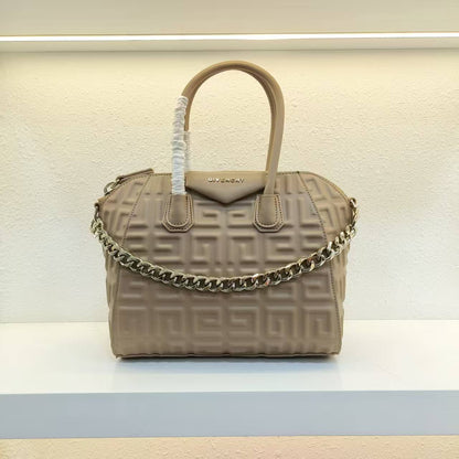 Givenchy
GOOD QUALITY 
120 dhs🪙🌨️

Zain200
♥️♥️♥️
