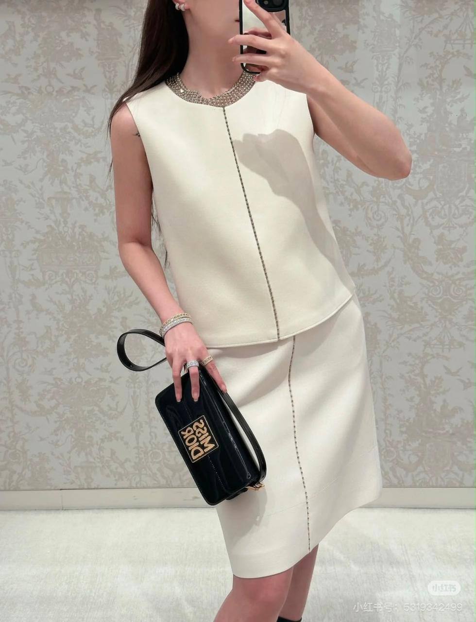 Miss dior

With box 
70 dhs🇦🇪

Zain17
♥️♥️♥️