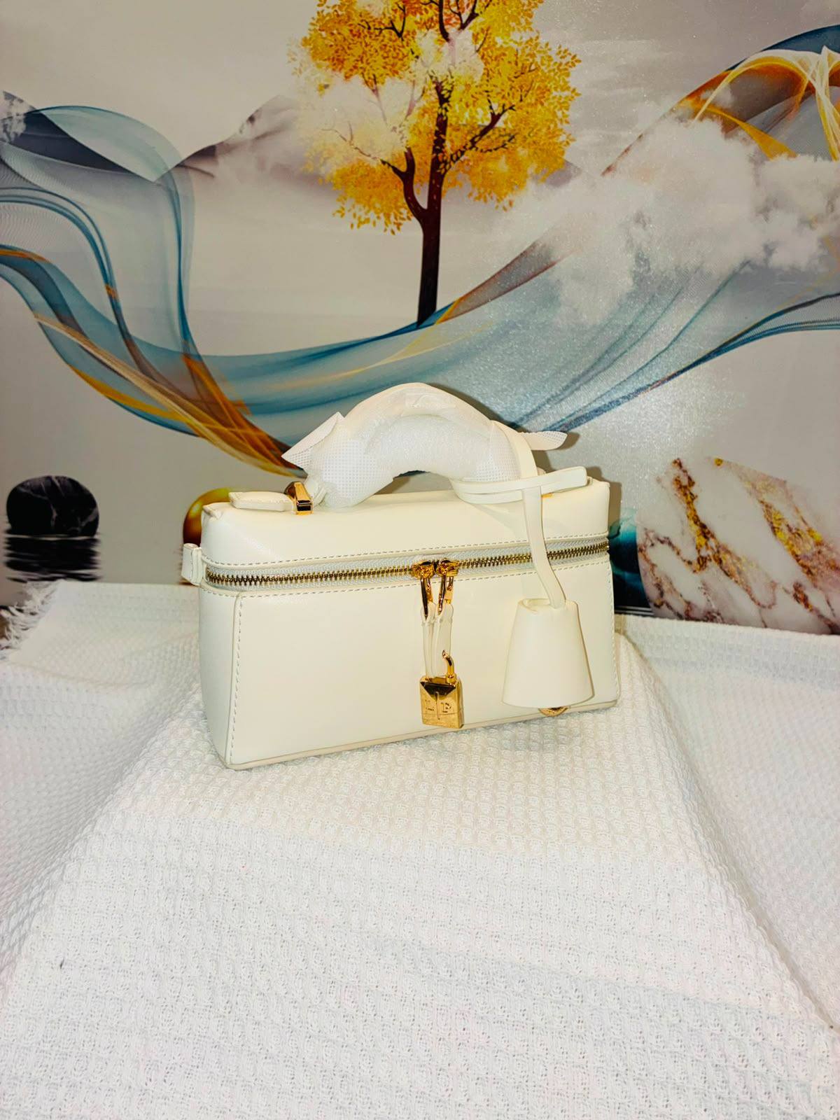 LORO PIANA

Best quality 
with box
100 dhs🇦🇪🇦🇪

size 19CM

Zain290
♥️♥️♥️