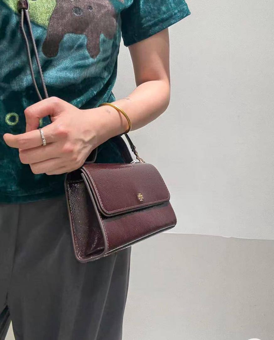 Tory Burch
95 dhs🇦🇪🇦🇪
with box 20cm

Zain26
♥️♥️♥️