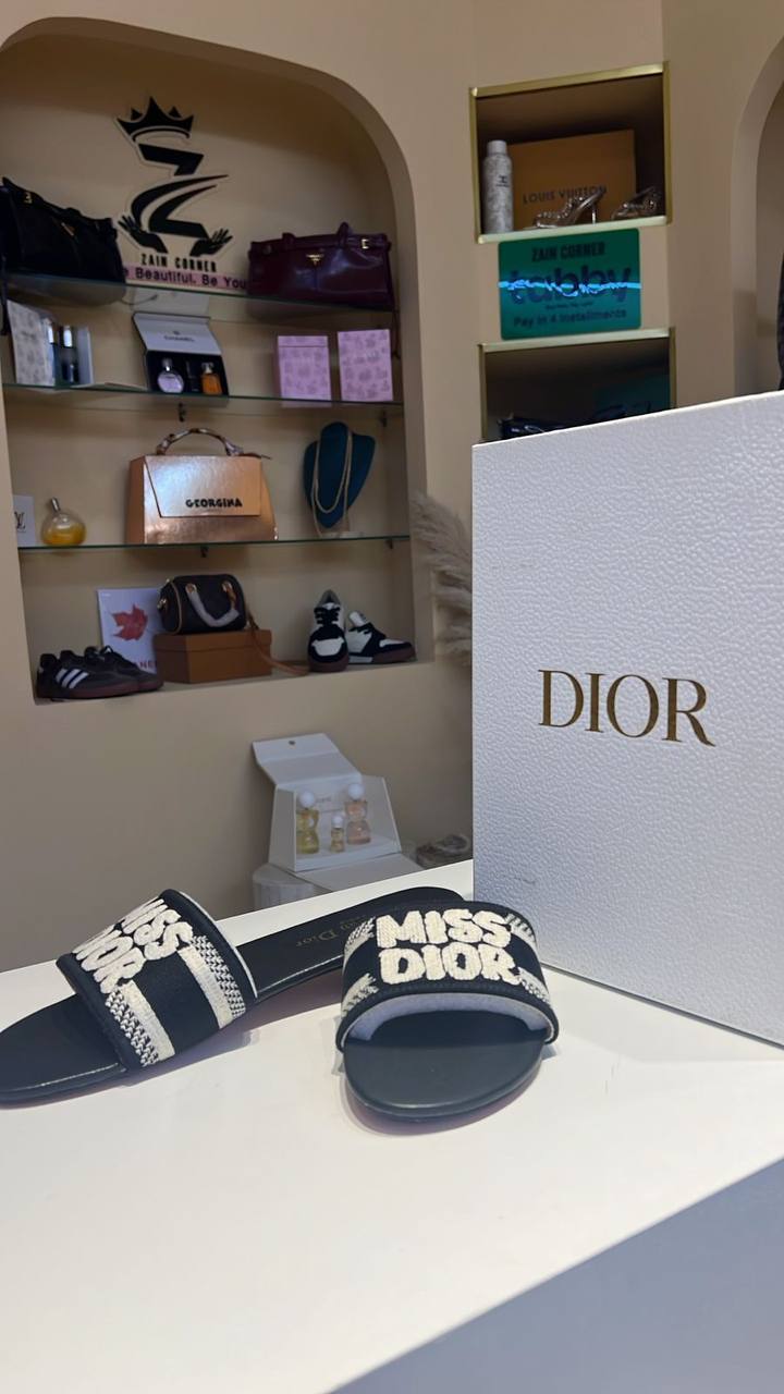 Dior

100 dhs
36-41

Zain55
♥️♥️♥️