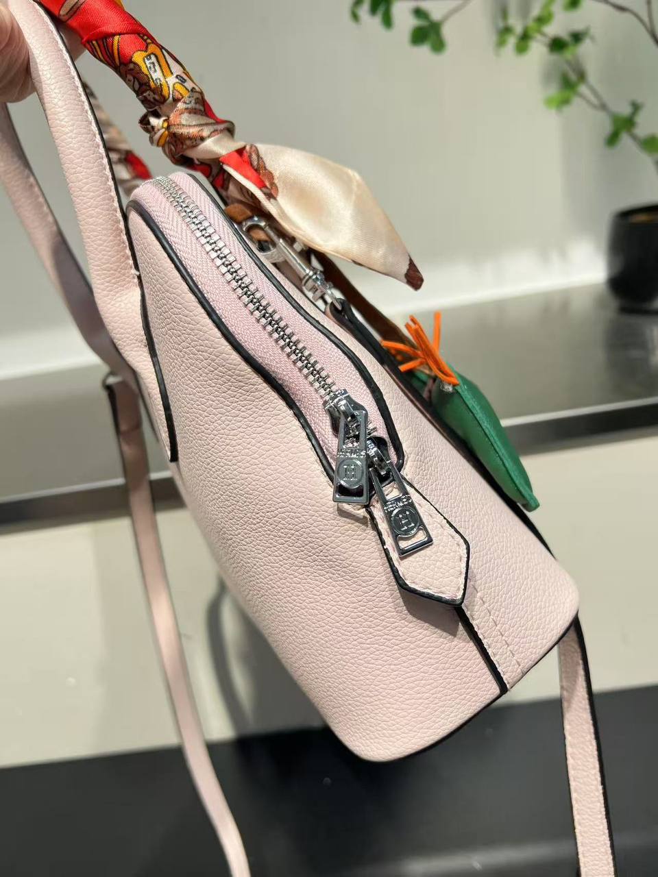 HERMES
ʙᴏʟɪᴅᴇ
ᴡɪᴛʜ ʟᴏɴɢ ʙᴇʟᴛ sᴛʀᴀᴘ
sɪᴢᴇ: 26 cm
ᴡɪᴛʜᴏᴜᴛ ʙᴏx

70 dhs🪙💕

Zain31
♥️♥️♥️
