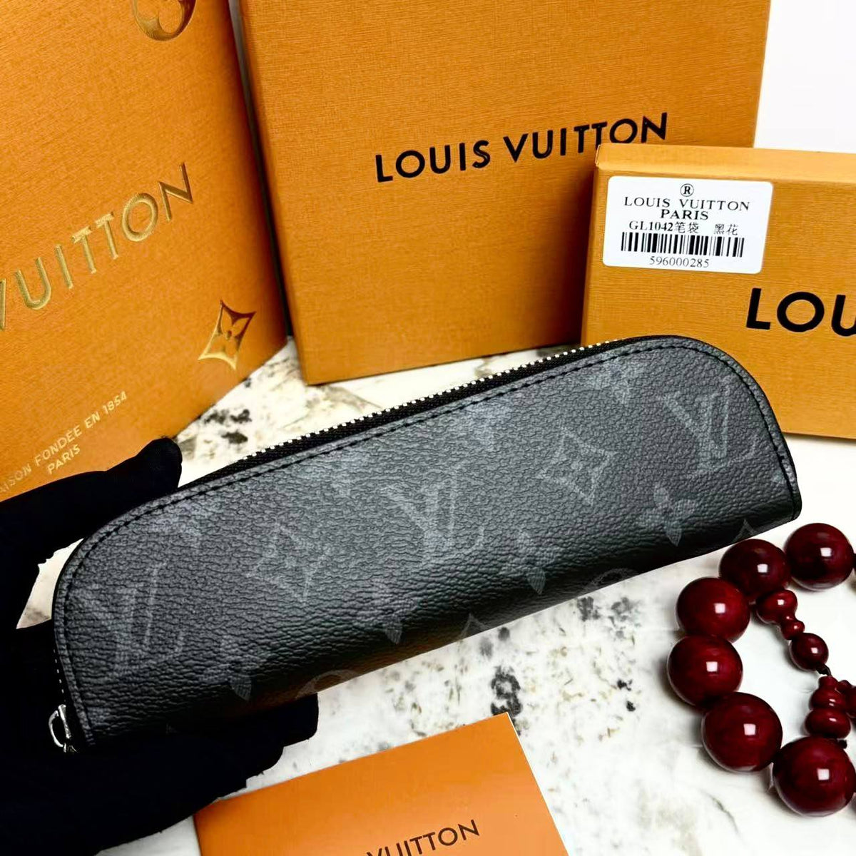 LOUIS VUITTON 

PEN BAG 

NEW CAME 
GOOD QUALITY 
WITH BOX 

55 dhs🇦🇪🇦🇪

Zain295
♥️♥️♥️