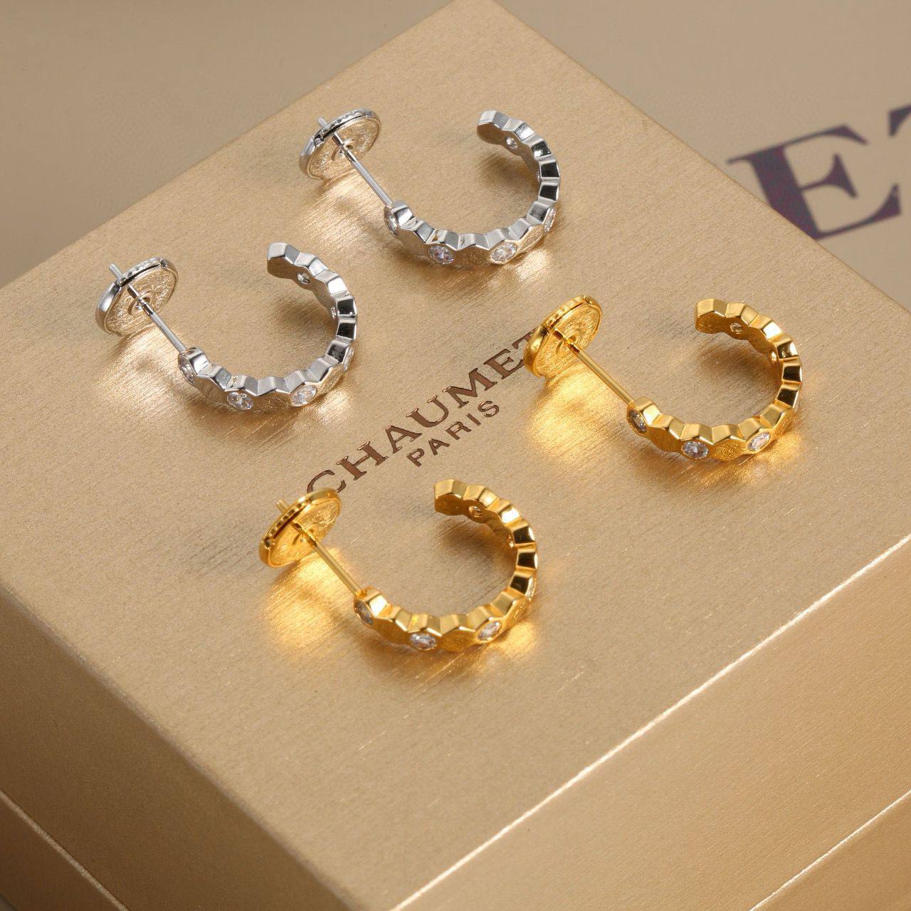 CHAUMET ❤️‍🔥*
Earring 🍁
Master quality 💯
With normal boxes 🗃️ 
50 dhs🇦🇪
With master box 📦 
125 dhs🇦🇪

Zain216
♥️♥️♥️