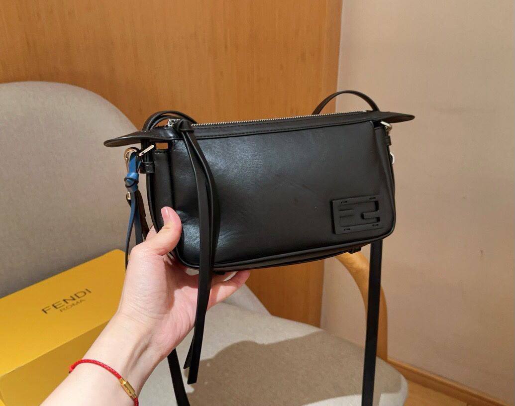 Fendi
95 dhs✅
With box
Size20cm

Zain219
♥️♥️♥️