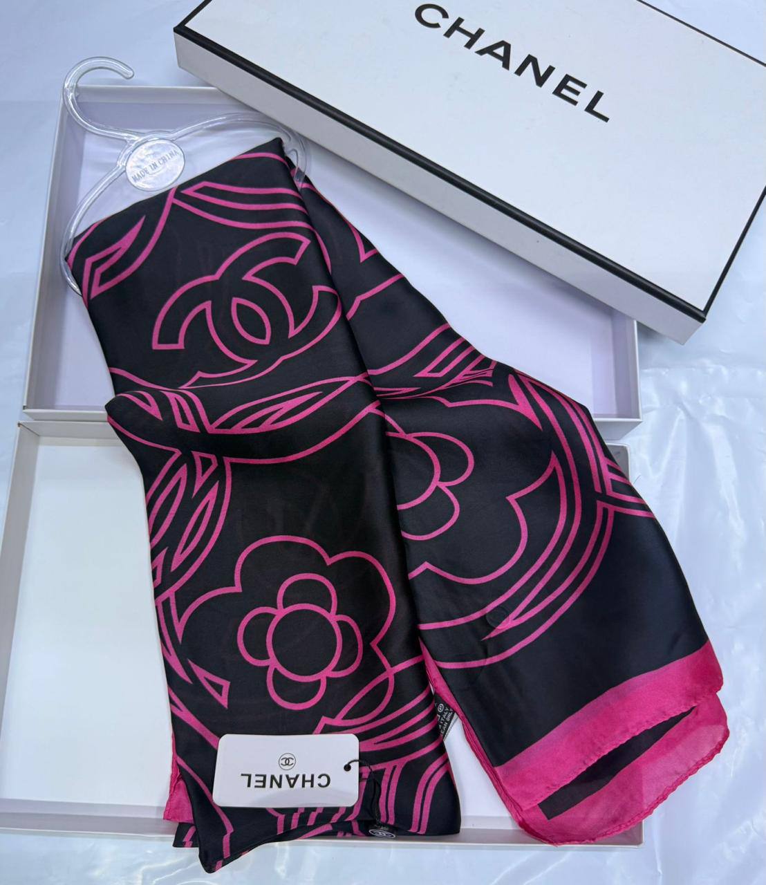 Chanel
Silk scarf 
40 dhs✅
55 dhs✅ 

with box🎁🎁🎁

Zain93
♥️♥️♥️