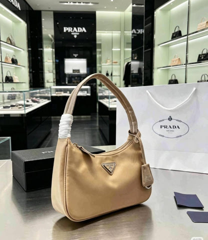 YSL

 GOOD QUALITY

 WITH BOX
🎁🎁🎁

95 dhs✅

Zain39
♥️♥️♥️

Prada