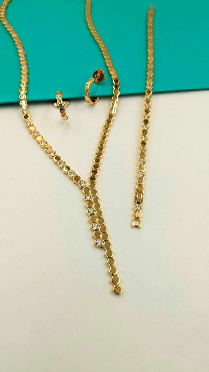 Chaumet
*Master Quality* 
*Necklace, Earrings & Bracelet*
260 dhs💓 with Normal Box 🎁

Zain210
♥️♥️♥️