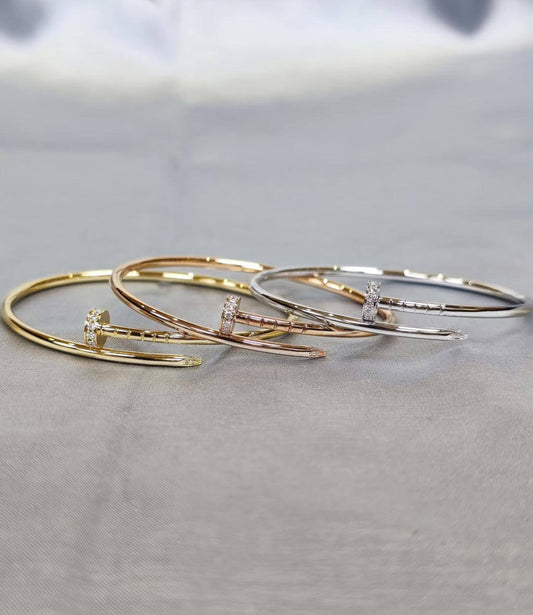 Cartier ❤️‍🔥*
Bangle with stone 🐦‍🔥
Master quality 💯
Size available 👇
16,17,18,19,20
With normal boxes 📦 
45 dhs✅
With master box 🗃️ 
85 dhs✅

Zain216
♥️♥️♥️