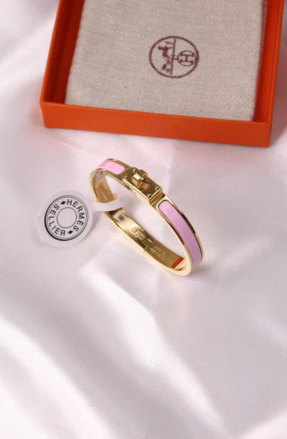 *HERMES*  🧡🐎
    *  ⬆️MINI CLIC KELLY BRACELET
* ⁠↗️ *Super Master Quality* ®️
* ⁠Gold Plated
* ⁠Size 17cm
*125 dhs👑* with *Normal* Box & Bag
*145 dhs👑* with *Orignal* Packaging 🎁

Zain209
♥️♥️♥️