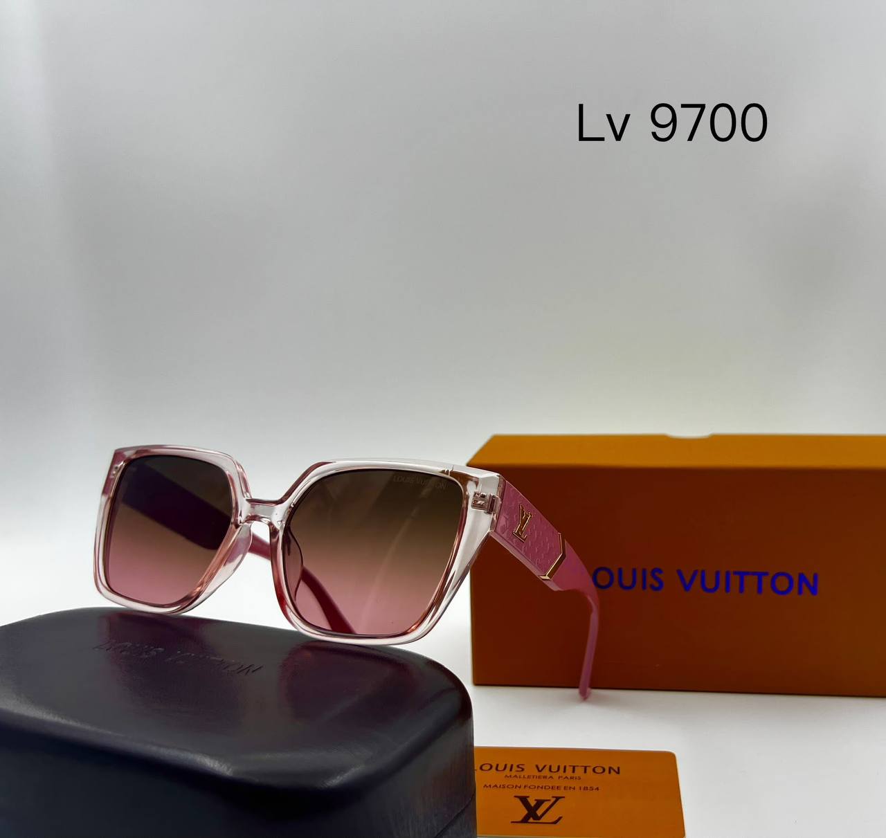 LV
Sunglasses 🕶️ 
good quality 💯
With master box 🗃️ 
50 dhs🇦🇪🇦🇪

Zain273
♥️♥️♥️