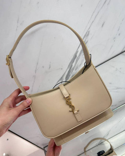 YSL Hobo
1⃣️ First quality +🎁
Size: 24 * 14 * 6 cm
80 dhs✅
with box🎁

Zain216
♥️♥️♥️