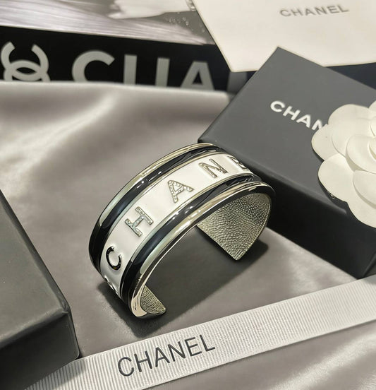 MASTER BANGLE
CHANEL
✨💫
85 DHS🇦🇪
WITH BOX AND PAPER BAG 🛍️🎁

Zain89
♥️♥️♥️