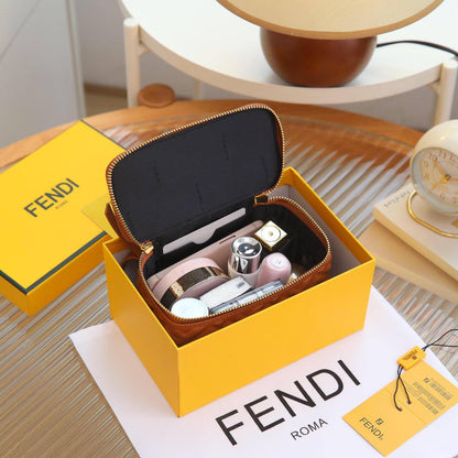 Fendi
95 dhs✅

with box🎁

size 16×8×11cm

Zain42
♥️♥️♥️