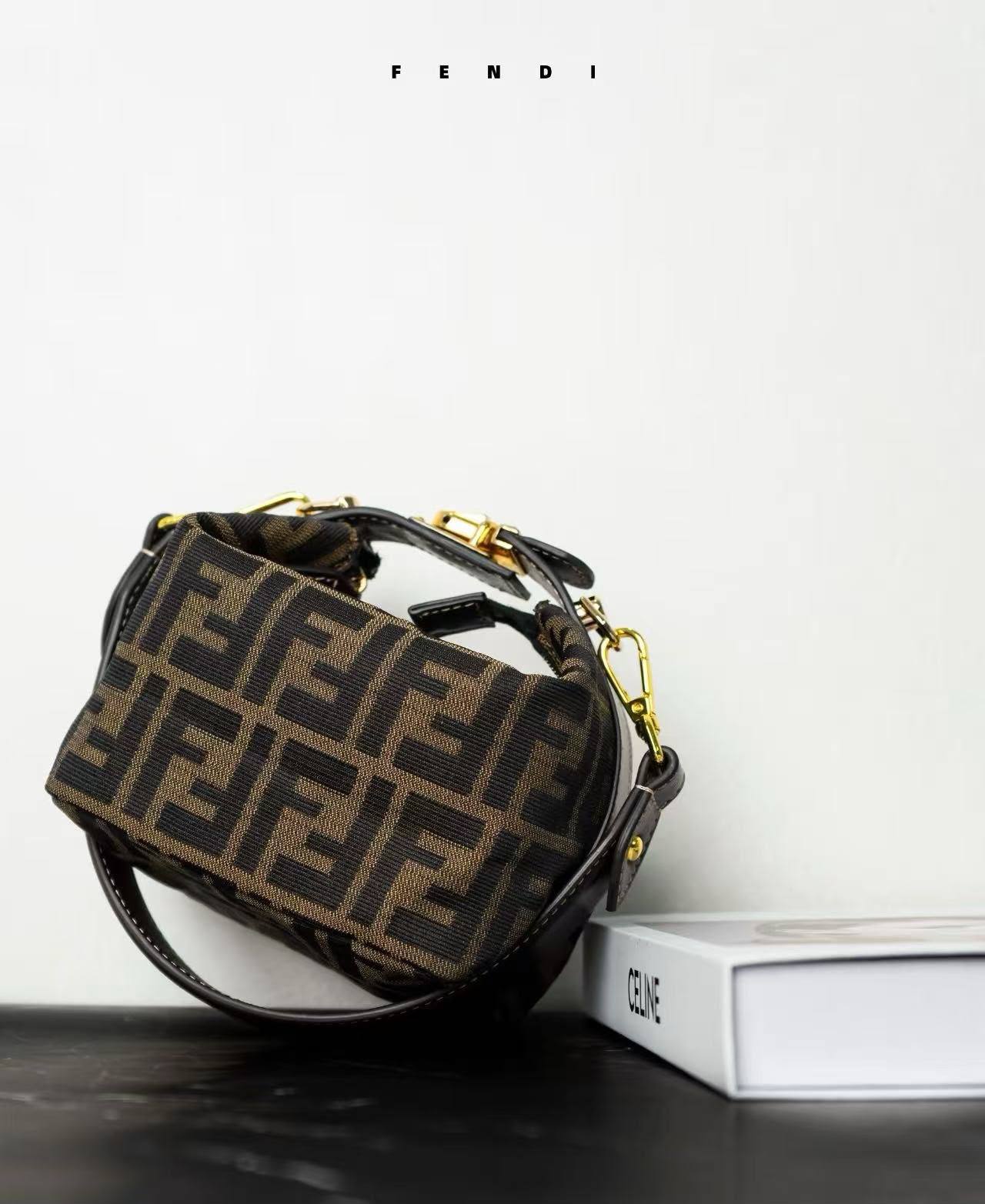 FENDI
Size  15×10cm
Withbox
90 dhs✅

Zain04
♥️♥️♥️