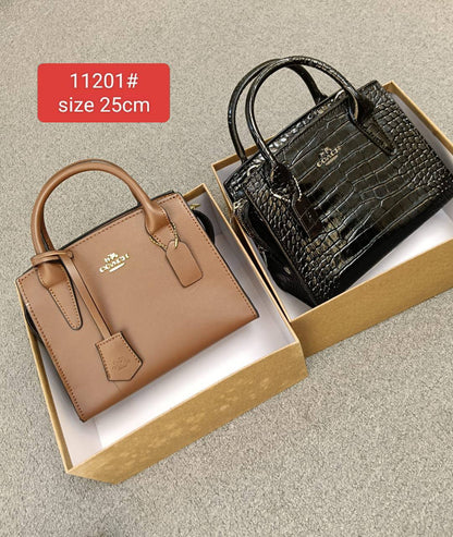 Coach
95 dhs💓

with box
🎁🎁🎁

size 25,cm

Zain26
♥️♥️♥️