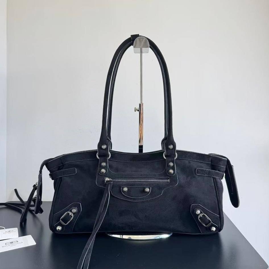 BALENCIAGA 
COPY ONE 
190 dhs🇦🇪🇦🇪

Zain295
♥️♥️♥️