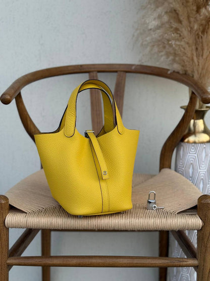 HERMES
18cm
370 dhs✅
Top quality 
With box🎁

Zain167
♥️♥️♥️