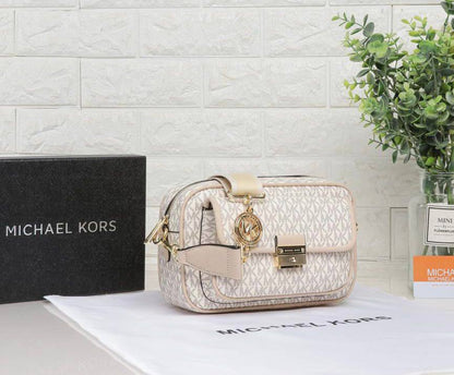 MK 
GOOD QUALITY 
90 dhs✅
SIZE : 24cm

Zain39
♥️♥️♥️