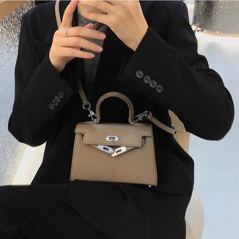 Hermes
90 dhs🌺

with box，
🎁🎁🎁

Silver LOGO
Two shoulder straps，

Zain26
♥️♥️♥️