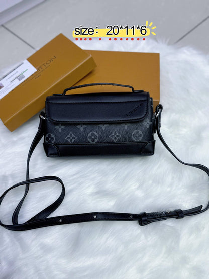 LV

✨✨NEW ✨✨

90 dhs❣️

with box
🎁🎁🎁

Zain38
♥️♥️♥️