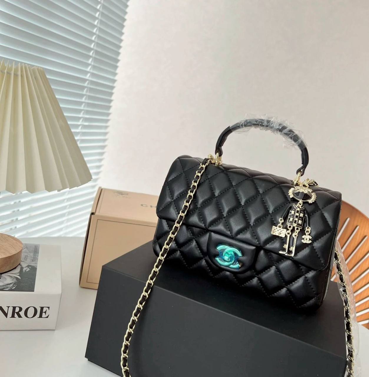CHANEL

 NEW CAME GOOD QUALITY 
WITH BOX 
🎁🎁🎁

100 dhs🪙💕

Zain39
♥️♥️♥️