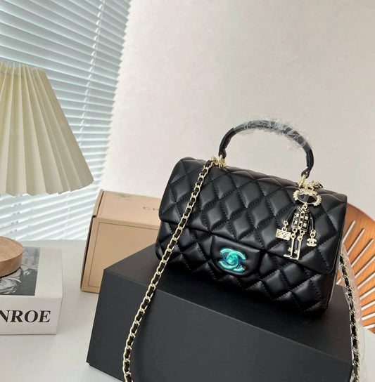 CHANEL

 NEW CAME GOOD QUALITY 
WITH BOX 
🎁🎁🎁

100 dhs🪙💕

Zain39
♥️♥️♥️