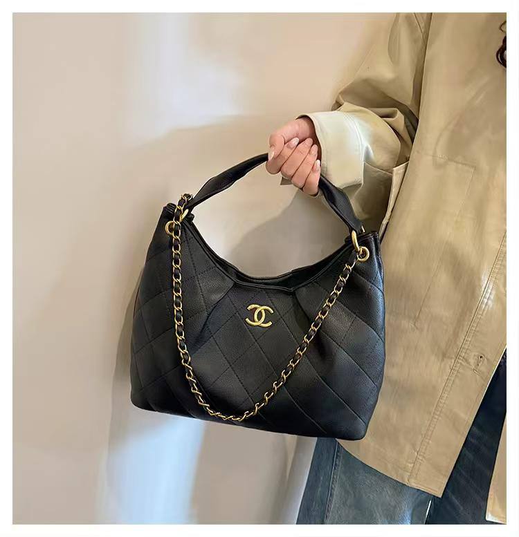 Chanel
100 dhs🪙🖤
Large capacity bag

Zain35
♥️♥️♥️