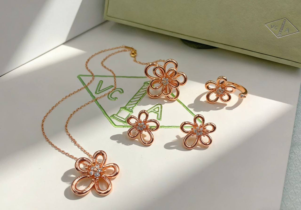 VANCLEAF MASTER
SET✨💫
NECKLACE 
2 RINGS 
EARRINGS
With BOX AND PAPER BAG🎁🛍️

200 dhs🇦🇪🇦🇪

Zain89
♥️♥️♥️
