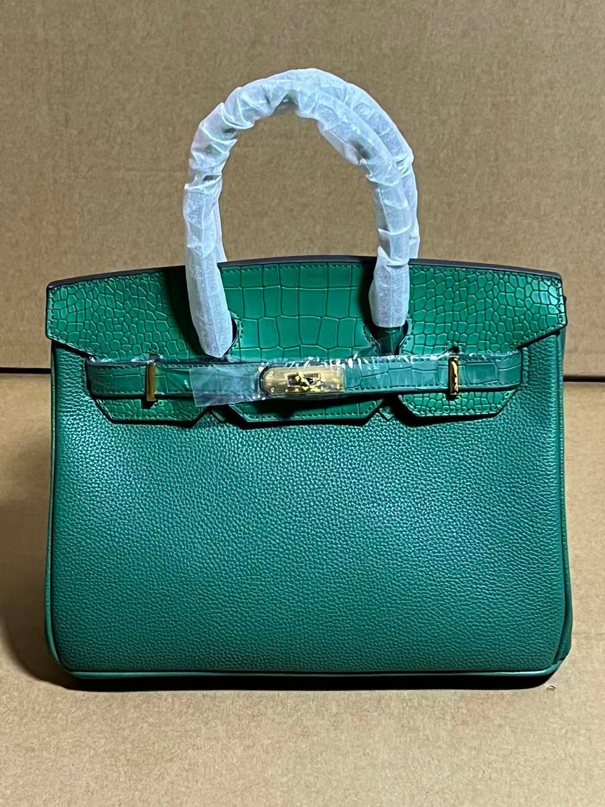 Hermes
 size 30 cm 
120 dhs❣️

Zain278
♥️♥️♥️