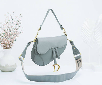DIOR
 GOOD QUALITY 
WITH BOX
120 dhs✅

Zain295
♥️♥️♥️